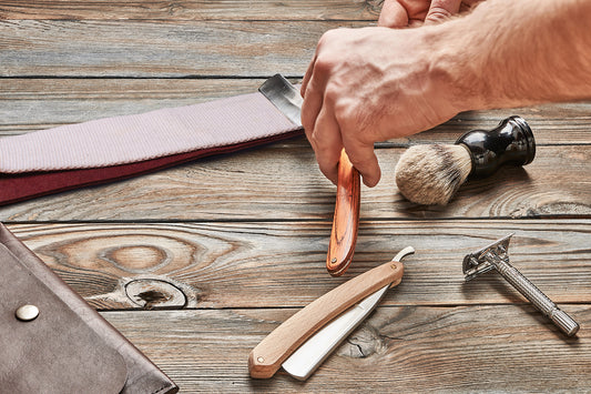 Sharpening a straight razor with a sharpening strop